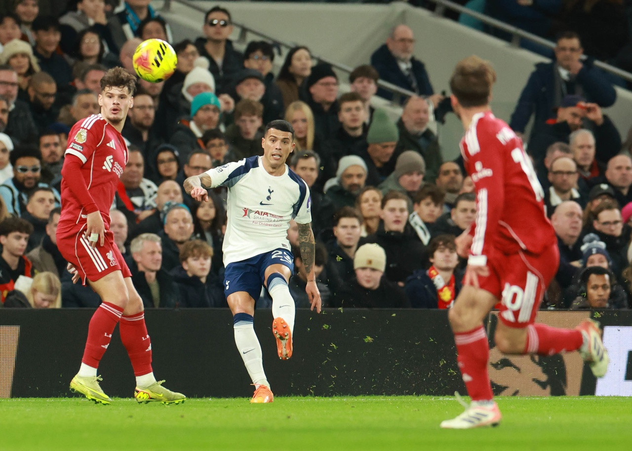 Liverpool corsaro: Tottenham travolto in nove uomini