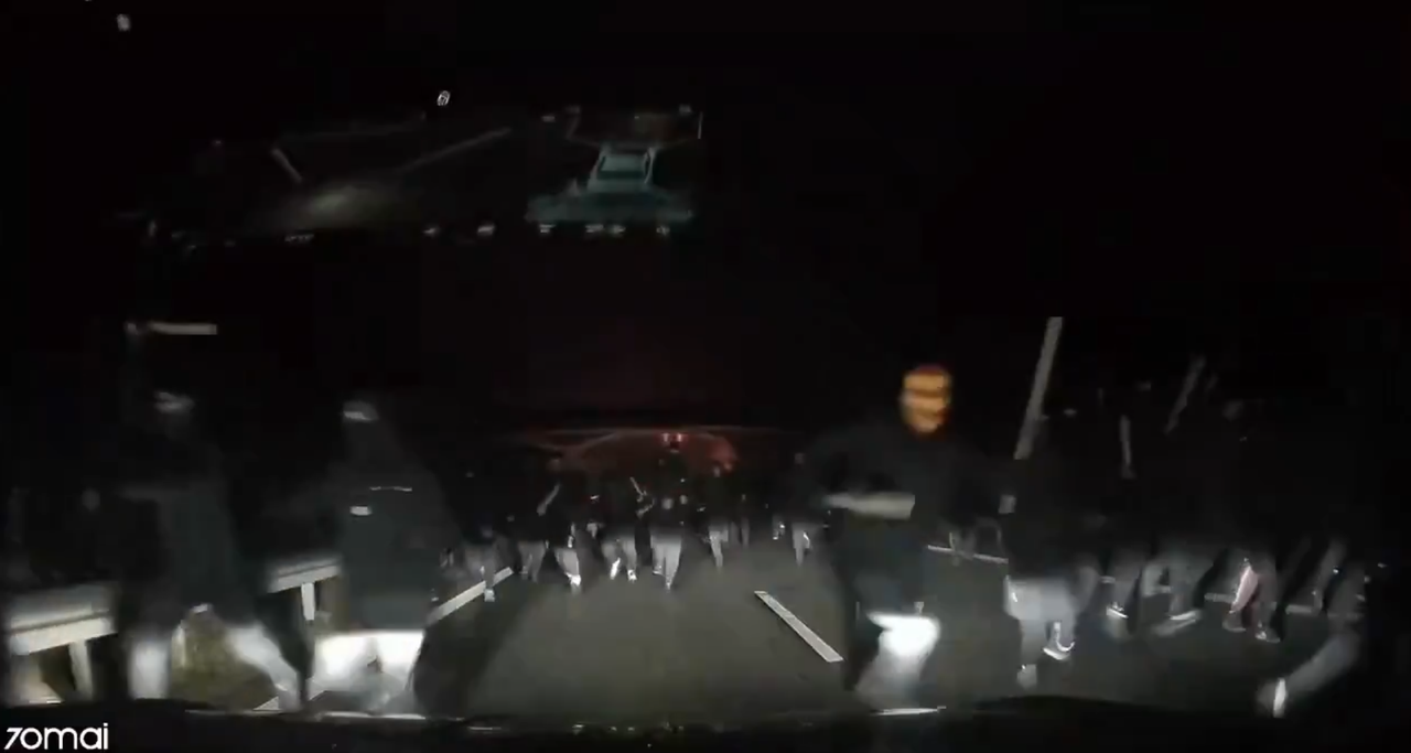 Ultras polacos asaltan a hinchas del Rayo en plena carretera y dejan 3 hospitalizados