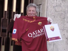 A Roma envia produtos básicos e presentes aos torcedores mais velhos. Captura/OfficialASRoma