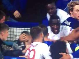 El Everton ha echado de por vida al agresor de Anthony Lopes. Captura/beINSports