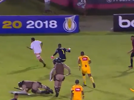 El árbitro acabó cazando al individuo. Captura