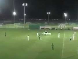 Une voiture s'est introduite dans un stade. Captura/Twitter