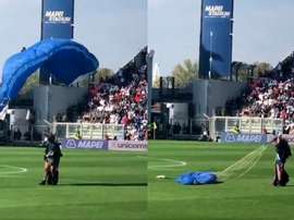 Il atterrit sur la pelouse lors du match Sassuolo-Inter.. Capture/Twitter/francis_welcome