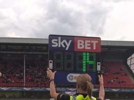 La curiosa imagen de la agente de policía. FootyAccums