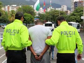 Uno de los presuntos agresores de Jefferson Herrera, tras ser apresado por la policía colombiana. Twitter