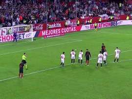 Vaclík, o salvador: pega pênalti de Diego Costa e rebote de Koke. Capturas/Movistar