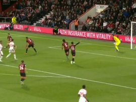 Van Aanholt smashed Crystal Palace back in to the game. Captura/NBCSports