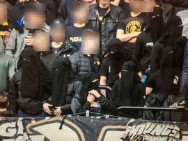 Varios hinchas, con Nicabs, en un partido del AIK Solna. Aftonbladet