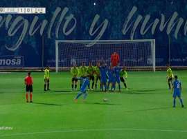 El Fuenla organizó una pantalla que dificultó la visibilidad del portero. Captura/Movistar+