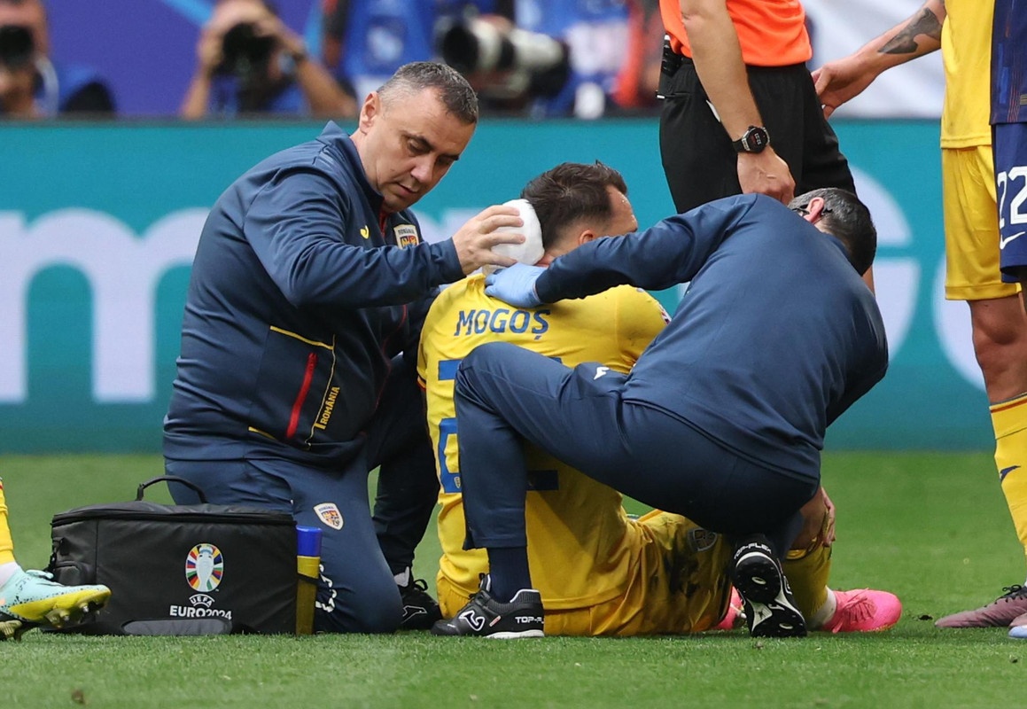 Mogos debutó en la Eurocopa por una baja... y se fue lesionado en el 38'