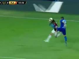 Vega é expulso na partida entre Emelec e Flamengo. Captura/Fox