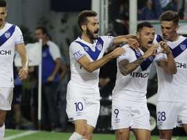 Vélez se impuso por 2-0 y aleja a Aldosivi del líder. Vélez