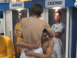 Casemiro foi recebido com carinho e cumprimentos no vestiário. Twitter @realmadrid