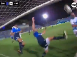 Paradón del defensa en la misma línea de gol. Captura/TNTSport
