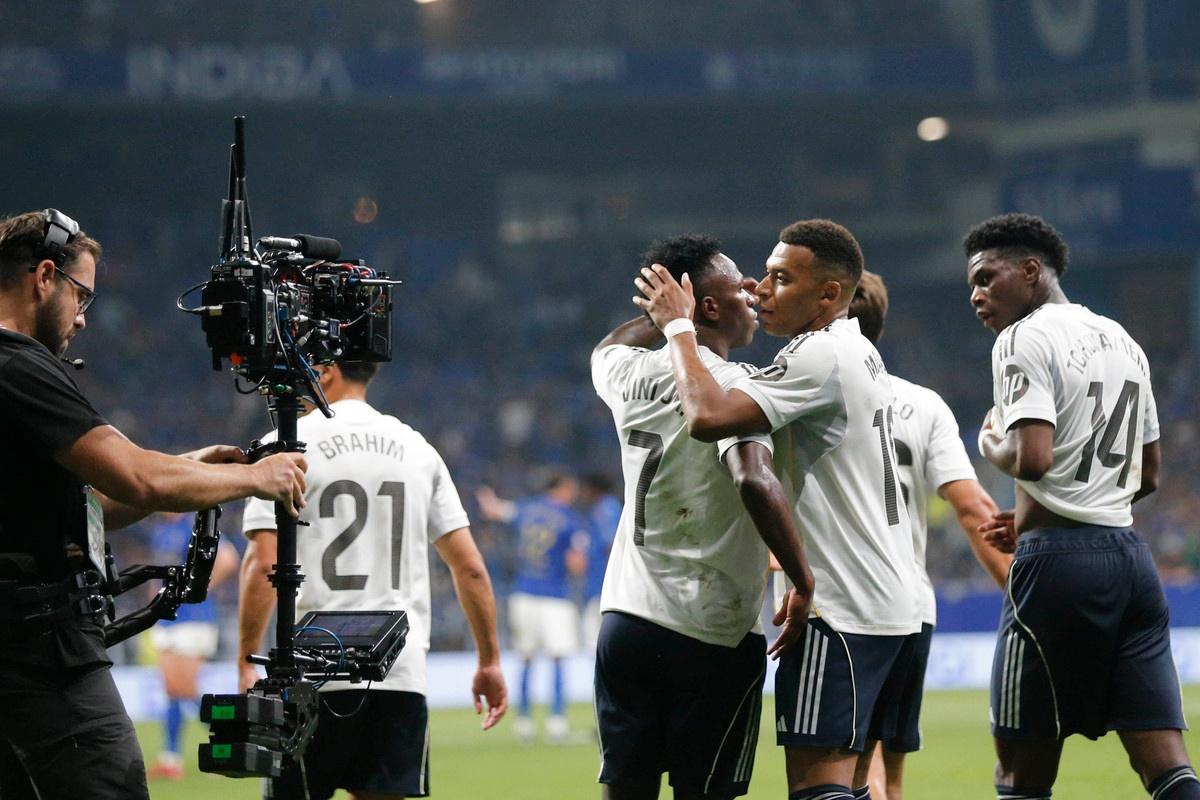 Detenido un aficionado del Oviedo por gestos racistas ante el Real Madrid