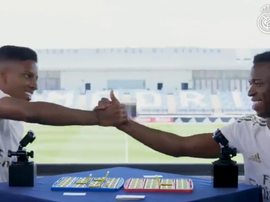 Vinícius e Rodrygo se enfrentam no desafio Quem é Quem. Twitter @Realmadrid