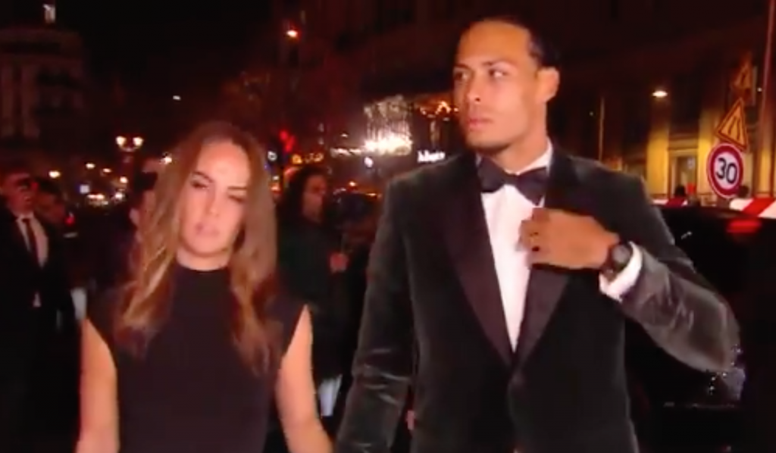 El gesto de Van Dijk a su llegada a la alfombra roja fue realmente expresivo. Captura/francefootball