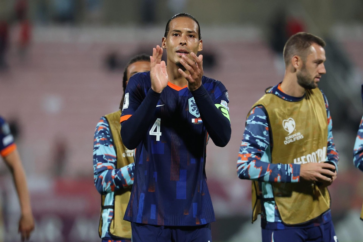 Van Dijk rebate Rooney e classifica críticas como “preguiçosas”