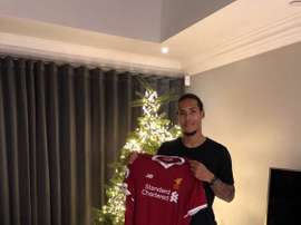 A mais recente, e mais cara, transferência entre os 'saints' e os 'reds': Van Dijk. Twitter/LFC