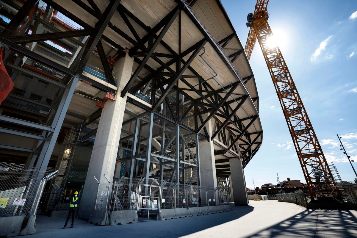 Barcelona respond to Camp Nou construction controversy