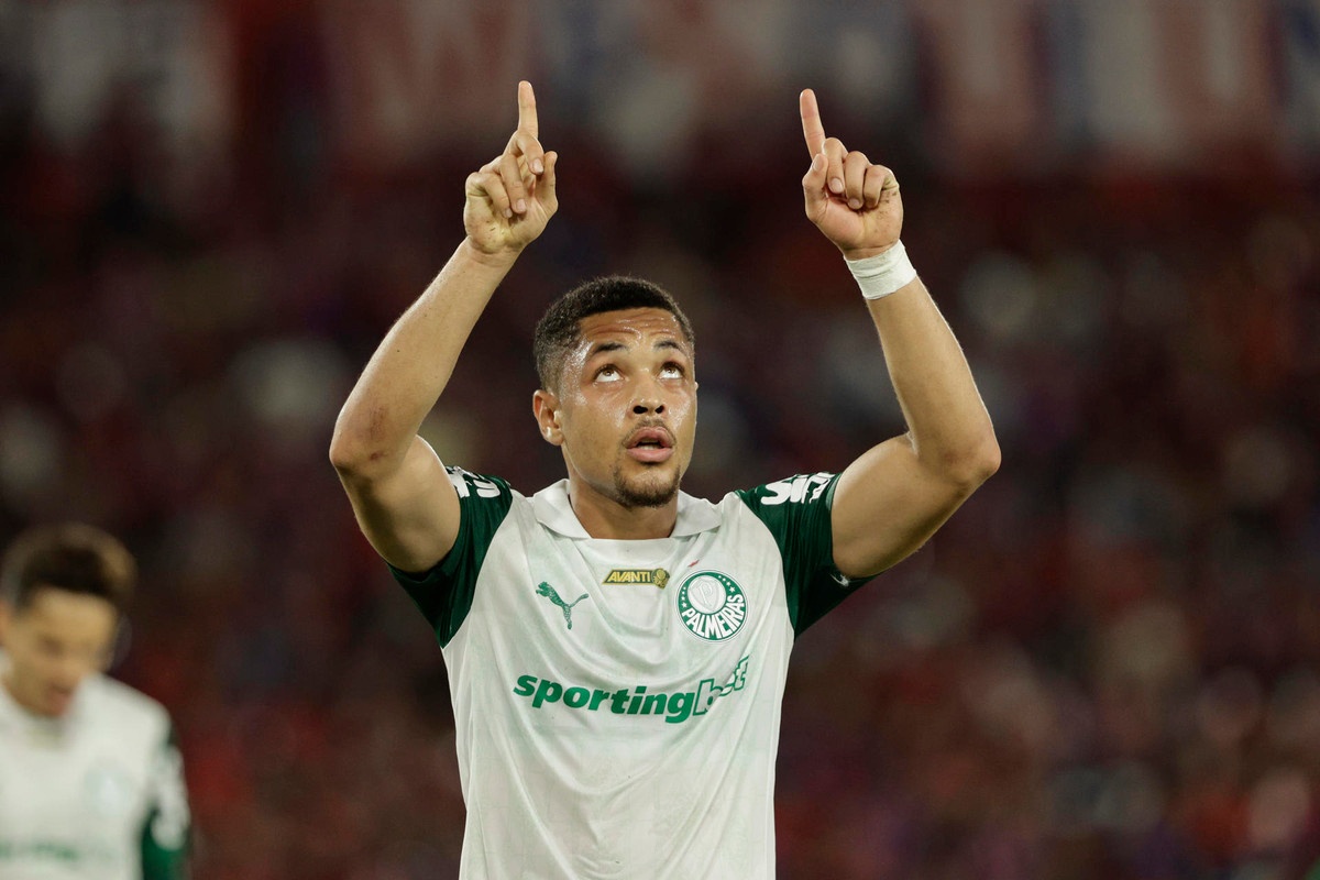 Vitor Roque impulsa a Palmeiras con dos goles en tres días