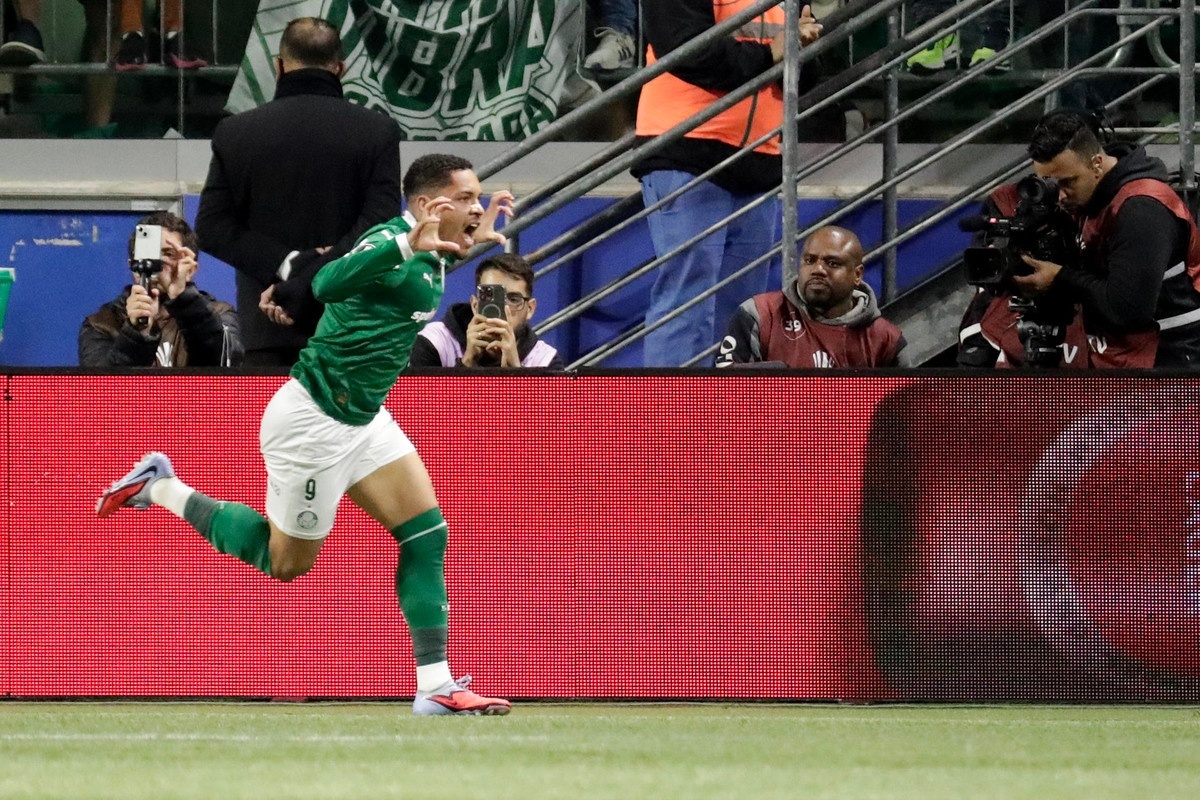 Vitor Roque celebra la llamada de Ancelotti con un doblete