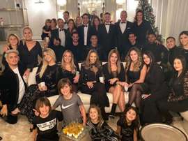 A grande confraternização de Wanda Nara e o PSG. Twitter/Wandaicardi