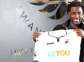 Bony deja el City para poner rumbo a Galés. Twitter/Swansea