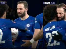 Beau geste de Willian à Higuain. Capture/FACup