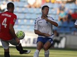 Xavi Molina centra un balón en el partido entre el Nàstic y el Tenerife. Twitter