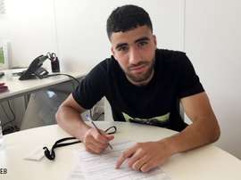 Yassin Fekir signe à l'OL. OLWEB