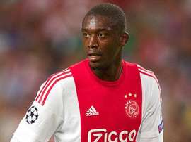 Yaya Sanogo no estaría aprovechando su estancia en el Ajax, que estudia devolver al jugador al Arsenal este invierno. Twitter.