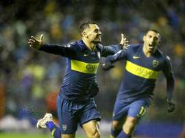 Zárate intentó emular a Henry... sin el resultado esperado. BocaJuniors