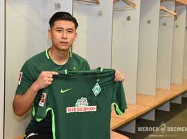 O atacante chinês de 20 anos abraça uma experiência na Bundesliga. Twitter/Werder Bremen
