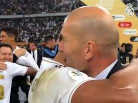 Zizou félicte Casemiro à sa façon. Capture/RealMadrid