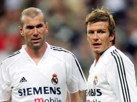 Zinedine Zidane y David Beckham, cuando ambos coincidieron en las filas del Real Madrid. Twitter