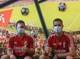 Zivkovic e Weigl posam após ataque ao ônibus do Benfica. Instagram @zivkovi17
