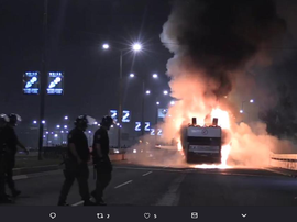 Ônibus do Estrela Vermelha em chamas. Captura Twitter @rodrigov363