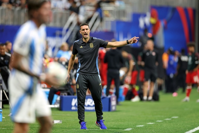 Argentina boss Scaloni angry over Atlanta pitch