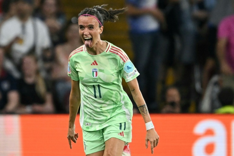 Kelly hits winner as late drama takes England into Women's Euro final