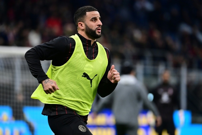 OFICIAL: Walker, zagueiro do Manchester City, une-se ao Burnley