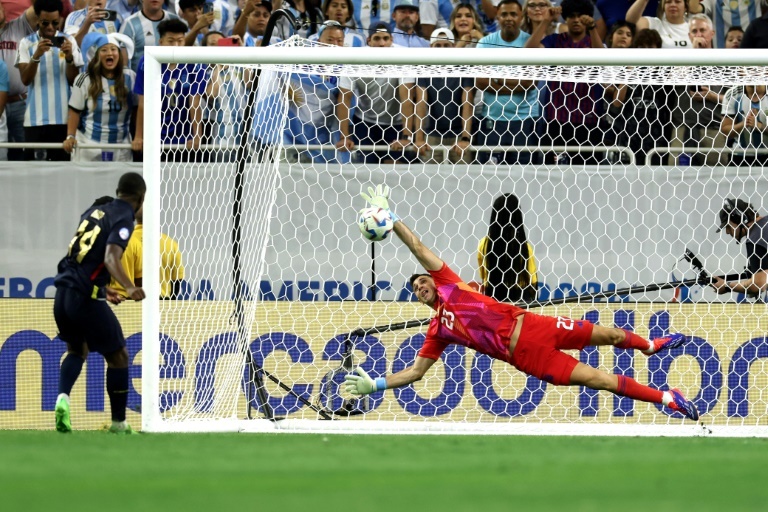 Martinez saves Messi blushes as Argentina edge Ecuador to reach Copa semis