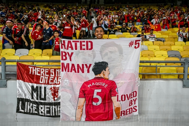 Malaysian PM sticks boot into booed Man United