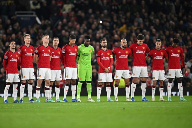 Man Utd pay homage to legend Bobby Charlton