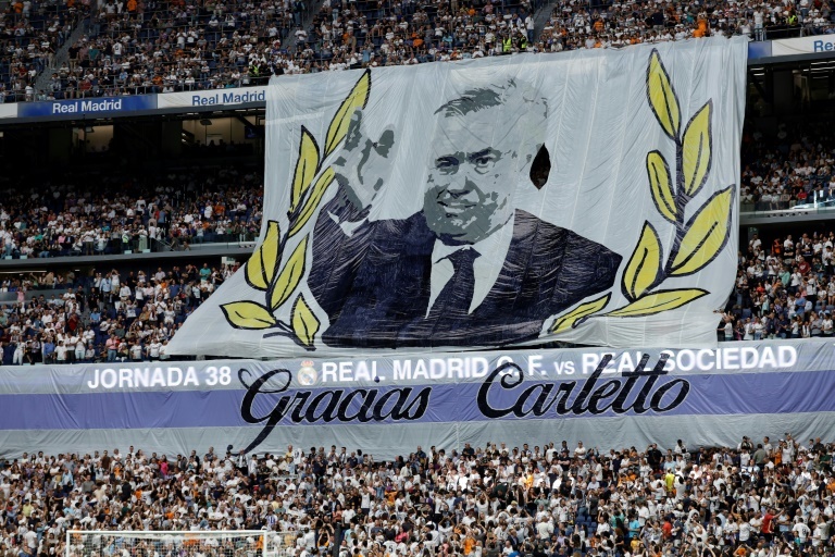 Les supporters du Real Madrid rendent hommage aux "légendes" Modric et Ancelotti