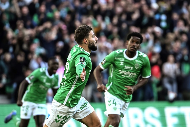 Saint-Etienne l'emporte avec un triplé de Davitashvili contre Auxerre (3-1)