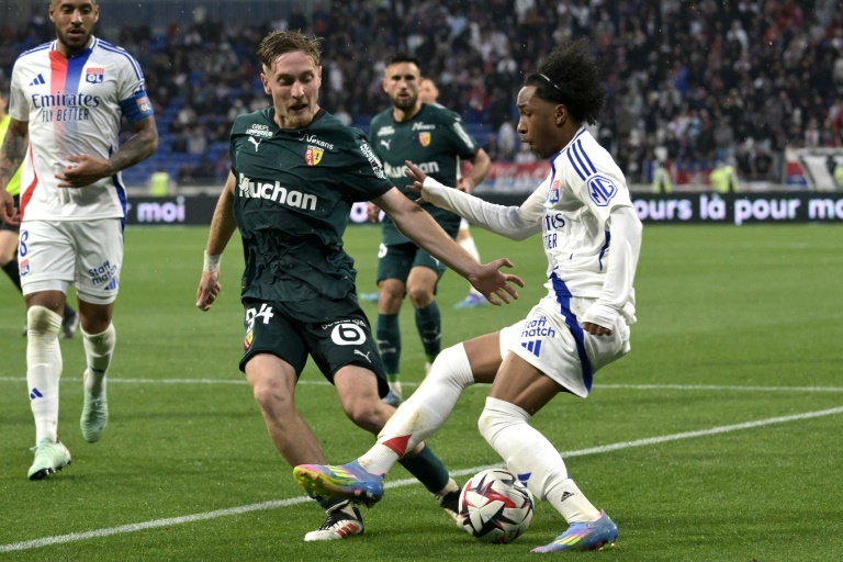 Marseille rate une occasion mais garde la main, Saint-Etienne s'enfonce