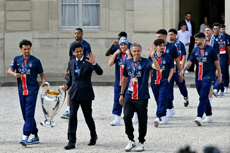 Sur les Champs-Elysées, une parade "incroyable" des joueurs du PSG pour leurs supporters