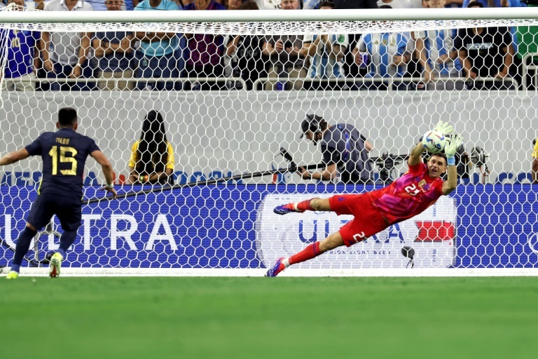 Décisif, Emiliano Martinez envoie l'Argentine en demi-finale de la Copa America