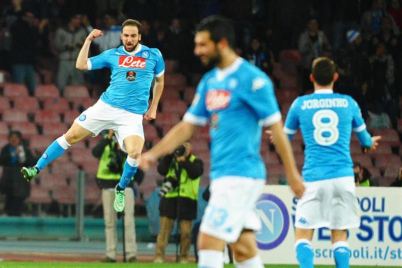 Higuaín se exhibe y el Nápoles gana remontando al Genoa